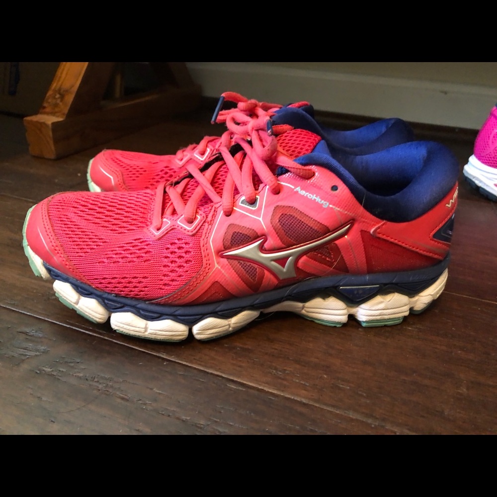 Woman’s Mizuno Wave sky 2